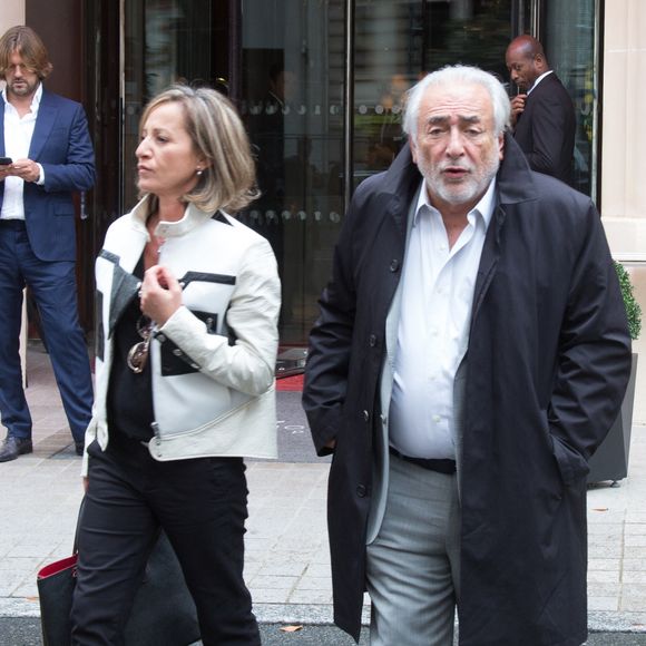 © Serge Arnal/ABACA. 39036-8. Paris-France, 17/10/2002. Dominique Strauss-Kahn avec sa femme Anne Sinclair & Patrick Bruel lors de la première de la pièce Le Limier d'une adaptation de Jacques Collard et mise en scène par Didier Long avec Patrick Bruel & Jacques Weber au Théâtre de la Madeleine.