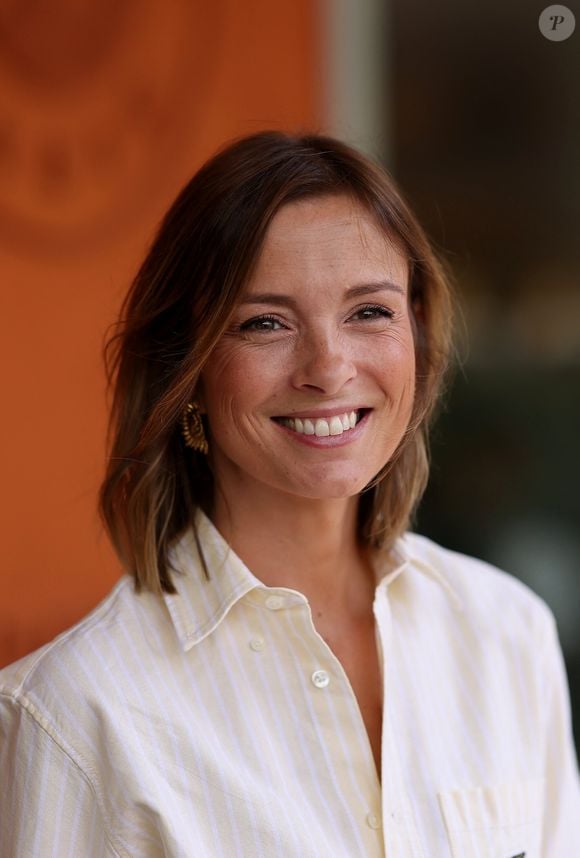 L'animatrice avait témoigné dans le documentaire intitulé "Je ne suis pas une salope, je suis journaliste" en 2021 Isabelle Ithurburu - Les célébrités au village lors des Internationaux de France de Tennis de Roland Garros le 1er juin 2025. © Dominique Jacovides / Bestimage