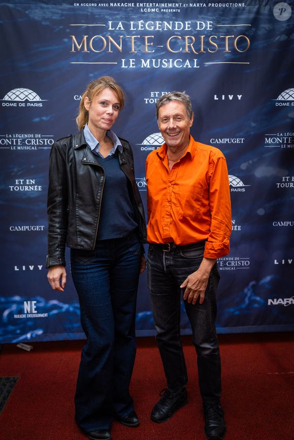 Exclusif - Antoine de Maximy et sa compagne Magali Benet au photocall du showcase de présentation de la comédie musicale La Légende du Comte de Monte Cristo à Salle Gaveau à Paris, France, le 25 septembre 2025. © Julien Sarkissian/Bestimage