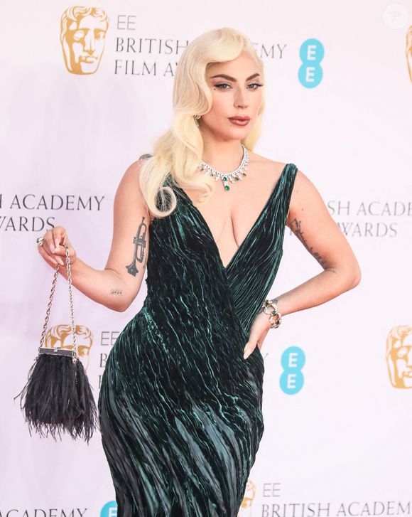Lady Gaga (robe Ralph Lauren) - Photocall de la cérémonie des BAFTA 2022 (British Academy Film Awards) au Royal Albert Hall à Londres le 13 mars 2022.