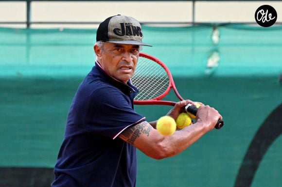 Celle-ci serait parvenue à approcher plusieurs célébrités, parmi lesquelles Robert De Niro, Bob Dylan, Sting ou encore Quincy Jones, uniquement par téléphone.

Yannick Noah, l'ancien champion de tennis français et chanteur, est mis à l'honneur à Nice dans le club de Tennis où il a fait son sport étude, le Nice LTC qui va baptiser son court central de son nom en présence de ses copains de classe, le 11 juillet 2026. © Bruno Bebert / Bestimage