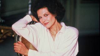 Claudia Cardinale mère d'un fils caché qu'elle a fait passer pour son frère : "On a organisé discrètement mon accouchement à Londres"