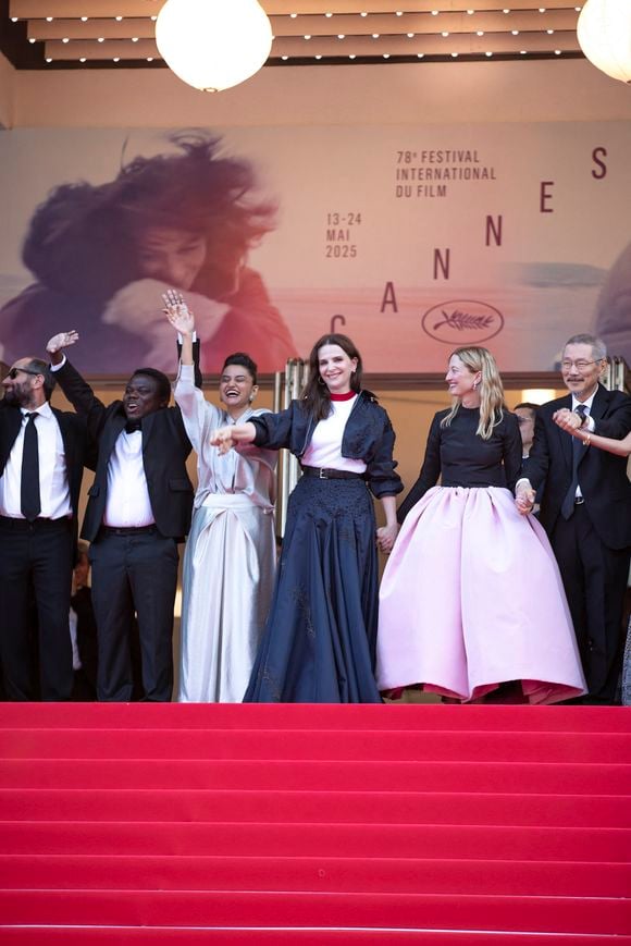 Halle Berry, Carlos Reygadas, Dieudo Hamadi, Payal Kapadia, Juliette Binoche, Alba Rohrwacher, Hong Sang-soo - Montée des marches de la cérémonie de clôture du 78ème Festival International du Film de Cannes, au Palais des Festivals à Cannes. Le 24 mai 2025
© Olivier Borde/ Bestimage