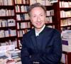 Stéphane Bern présentera une émission spéciale.

Stéphane Bern dédicace son livre "Mohammed VI" (Albin Michel) à la librairie L'Écume des Pages à Paris le 13 octobre 2026. © Cédric Perrin / Bestimage