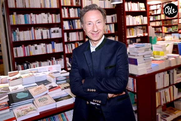 Stéphane Bern présentera une émission spéciale.

Stéphane Bern dédicace son livre "Mohammed VI" (Albin Michel) à la librairie L'Écume des Pages à Paris le 13 octobre 2026. © Cédric Perrin / Bestimage
