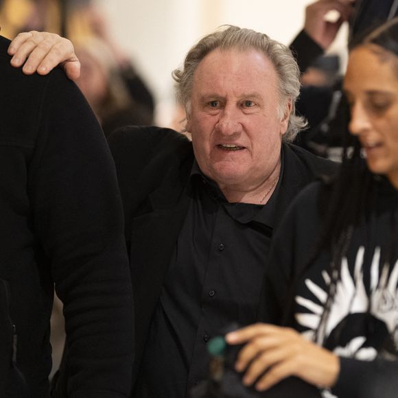 Gérard Depardieu et sa fille Roxane Depardieu à la sortie du procès de Gérard Depardieu pour agressions sexuelles sur deux femmes lors d'un tournage de film en 2021 au tribunal correctionnel de Paris, France, le 25 mars 2025. Depardieu, 76 ans, qui a réalisé plus de 200 films et séries télévisées, a été accusé de comportement inapproprié par une vingtaine de femmes, mais c'est la première affaire à être jugée. Les deux plaignantes - Amélie, 54 ans, décoratrice, et Sarah (nom modifié), 34 ans, assistante réalisatrice - allèguent une agression sexuelle lors du tournage en 2021 de « Les Volets Verts » du réalisateur Jean Becker. © Pierre Perusseau/Bestimage