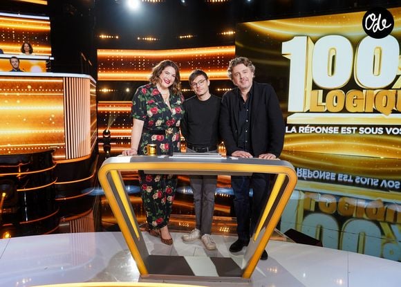 Alex Vizorek, Charlotte Gaccio, Émilien (Les 12 Coups de midi) lors de l'enregistrement de l'émission "100% Logique", présentée par Cyril Féraud et diffusée le 24 octobre sur France 2, à Paris, France, le 23 février 2026. © Anne-Sophie Guebey/Bestimage