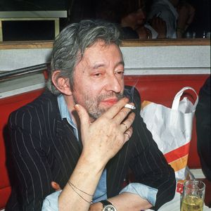 Le chanteur français Serge Gainsbourg fumant et buvant du whisky dans un pub près de Montparnasse à Paris, France, en septembre 1987. Photo par Christophe Geyres/ABACAPRESS.COM