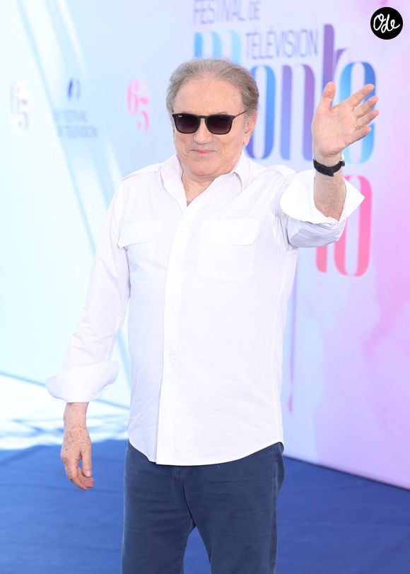 L'émission laissera toutefois place à un nouveau rendez-vous. "Mais on va transformer ça en 'Vivement je vous aime !'", explique-t-il.

Michel Drucker - Photocall pour sa Nymphe d'honneur au Grimaldi Forum lors de la 65eme édition du Festival TV De Monte Carlo le 13 Juin 2026
 © Denis Guignebourg /Bestimage