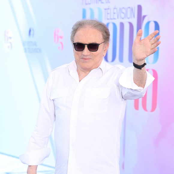 L'émission laissera toutefois place à un nouveau rendez-vous. "Mais on va transformer ça en 'Vivement je vous aime !'", explique-t-il.

Michel Drucker - Photocall pour sa Nymphe d'honneur au Grimaldi Forum lors de la 65eme édition du Festival TV De Monte Carlo le 13 Juin 2026
 © Denis Guignebourg /Bestimage