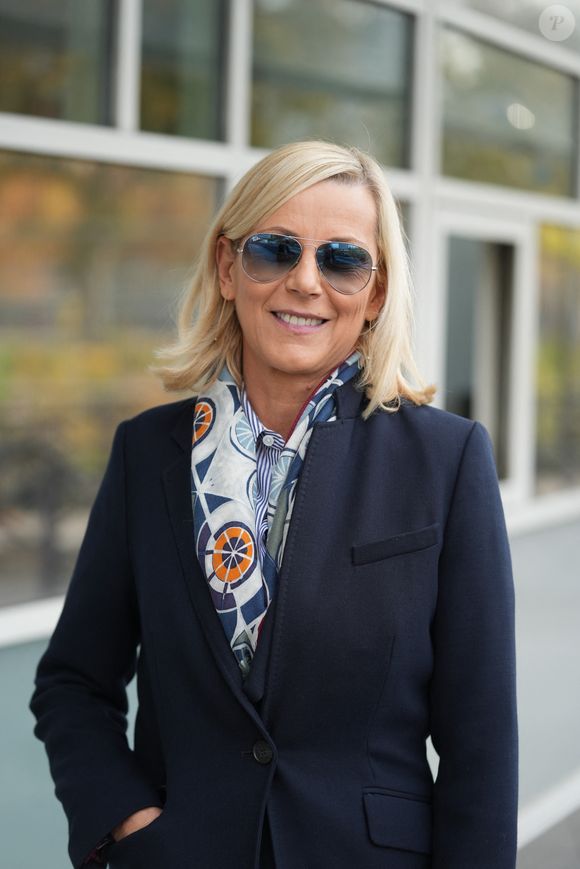 "Europe 1 se réjouit de l'accueillir", a fait savoir la station de radio. 
Exclusif - Laurence Ferrari passe devant les studios Rive Gauche à Paris le 5 novembre 2025. © Anne-sophie Guebey / Bestimage
