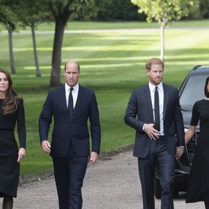 Le prince de Galles William, la princesse de Galles Kate Catherine Middleton, le prince Harry, duc de Sussex, Meghan Markle, duchesse de Sussex à la rencontre de la foule devant le château de Windsor, suite au décès de la reine Elisabeth II d'Angleterre. Le 10 septembre 2022 ©Mirrorpix / Bestimage
