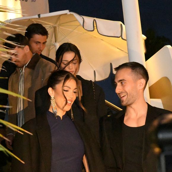 Antoine Dupont et l ex Miss France Iris Mittenaere au photocall du Grand Dîner en toute intimité avec Dadju sur la plage de l'hôtel Carlton en marge du 78ème Festival International du Film de Cannes, France, le 17 mai 2025. © Lionel Urman/Bestimage