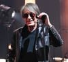 Le 28 avril prochain, Jacques Dutronc soufflera sa 82ème bougie ! Il y a trois ans, la star a ravi son public en assurant une jolie tournée avec son fils Thomas. Toutefois, le chanteur a choisi de l'interrompre craignant de ne pas pouvoir faire toutes les dernières dates...
Jacques Dutronc et Thomas Dutronc en showcase de leur tournée "Dutronc & Dutronc" au Centre Evénementiel de Courbevoie le 11 avril 2022 © Coadic Guirec/Bestimage
