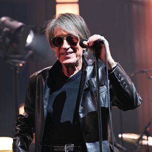 Le 28 avril prochain, Jacques Dutronc soufflera sa 82ème bougie ! Il y a trois ans, la star a ravi son public en assurant une jolie tournée avec son fils Thomas. Toutefois, le chanteur a choisi de l'interrompre craignant de ne pas pouvoir faire toutes les dernières dates... 

Jacques Dutronc et Thomas Dutronc en showcase de leur tournée "Dutronc & Dutronc" au Centre Evénementiel de Courbevoie le 11 avril 2022 © Coadic Guirec/Bestimage