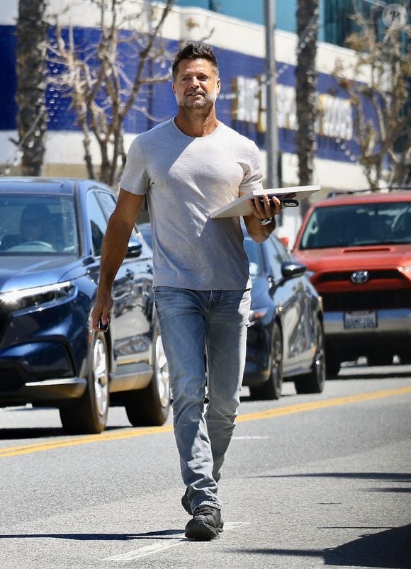 Il s’est reconverti dans l’immobilier de luxe en Californie.

David Charvet a été aperçu en train de rester décontracté dans un tee-shirt gris ajusté et un jean alors qu'il arrivait à son propre studio de fitness, BURN LA, à Studio City.
Backgrid USA / Bestimage