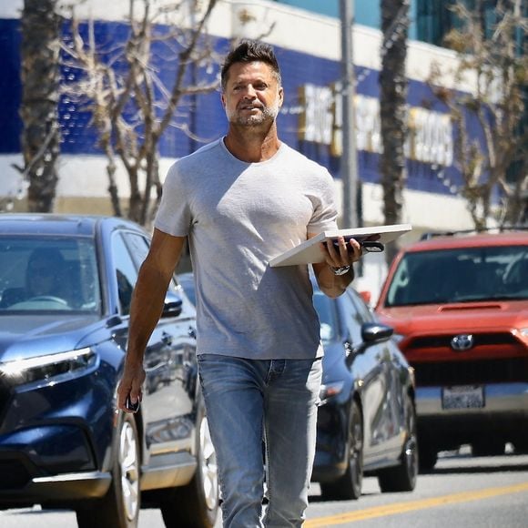Il s’est reconverti dans l’immobilier de luxe en Californie.

David Charvet a été aperçu en train de rester décontracté dans un tee-shirt gris ajusté et un jean alors qu'il arrivait à son propre studio de fitness, BURN LA, à Studio City.
Backgrid USA / Bestimage