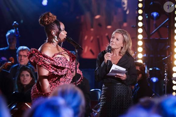 Exclusif - Yemi Alade, Claire Chazal lors de l'enregistrement de l'émission "Le Grand Echiquier, Spéciale Afrique", présentée par C.Chazal et A.Manoukian et diffusée le 28 août 2025 sur France 2, à Paris, France, le 14 septembre 2024. © Jack Tribeca/Bestimage