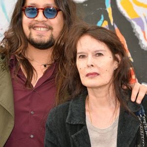 Lulu Gainsbourg et sa mère Bambou devant le 5 bis, rue de Verneuil lors du lancement officiel de l'association Serge Gainsbourg au cabaret Don Camilo à Paris, le 2 avril 2017.L'association Serge Gainsbourg, représentée par sa marraine C Gainsbourg, son parrain L Gainsbourg et ses membres d'honneur J Birkin et Bambou voit enfin le jour. Cette association a pour vocation d'honorer la mémoire de l'artiste, de faire rayonner son oeuvre dans le monde, notamment auprès des nouvelles générations, et de préserver son illustre domicile du 5bis, rue de Verneuil à Paris. © Guirec Coadic/Bestimage