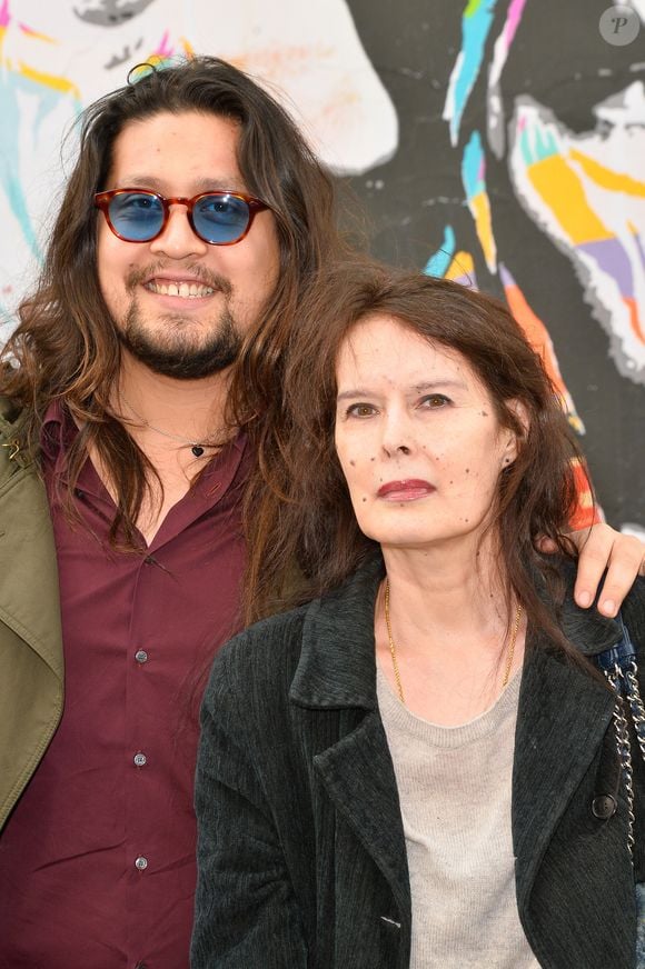 Lulu Gainsbourg et sa mère Bambou devant le 5 bis, rue de Verneuil lors du lancement officiel de l'association Serge Gainsbourg au cabaret Don Camilo à Paris, le 2 avril 2017.L'association Serge Gainsbourg, représentée par sa marraine C Gainsbourg, son parrain L Gainsbourg et ses membres d'honneur J Birkin et Bambou voit enfin le jour. Cette association a pour vocation d'honorer la mémoire de l'artiste, de faire rayonner son oeuvre dans le monde, notamment auprès des nouvelles générations, et de préserver son illustre domicile du 5bis, rue de Verneuil à Paris. © Guirec Coadic/Bestimage