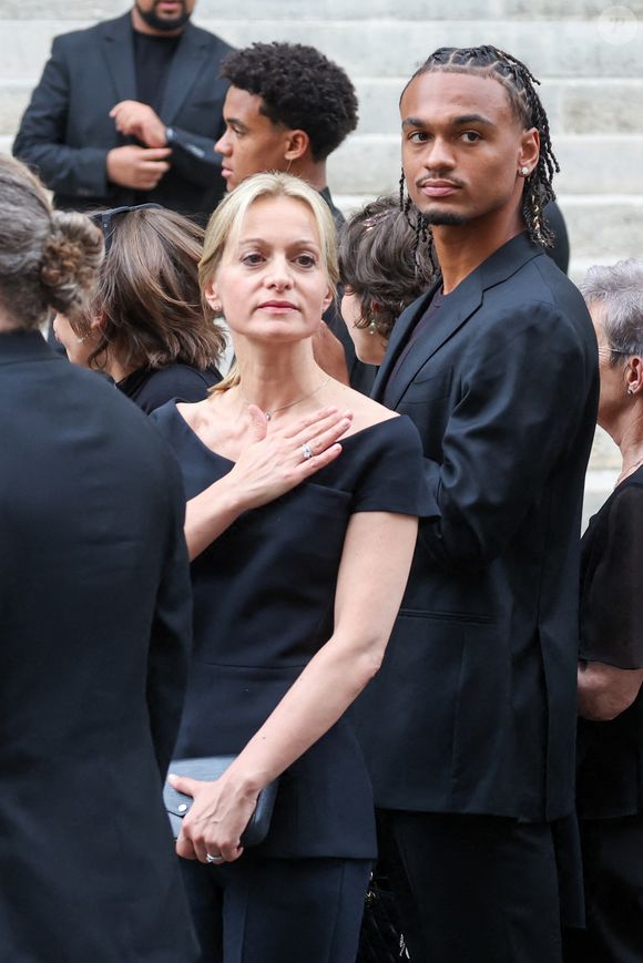 Audrey Crespo-Mara et son fils Sékou - Sorties des obsèques de Thierry Ardisson en l’église Saint-Roch de Paris, France, le 17 juillet 2025. © Clovis-Jacovides/Bestimage