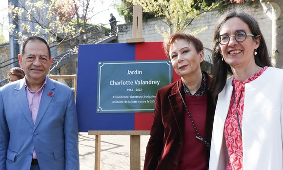 Près de trois ans après sa disparition, un espace vert parisien lui a été dédié.

Exclusif - Jean-Luc Romero (Adjoint à la maire de Paris), Laurence Patrice (Adjointe à la Maire de Paris en charge de la mémoire et du monde combattant) et Emmanuelle Pierre-Marie (maire du 12ème arrondissement de Paris) lors de la cérémonie de dénomination d’un jardin en hommage à Charlotte Valandrey, au 17 rue Hector Malot dans le XIlème arrondissement de Paris, France, le 4 avril 2025. © Coadic Guirec/Bestimage