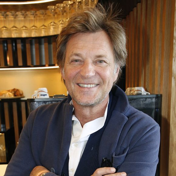Laurent Delahousse mène une brillante carrière à la télévision, mais aussi dans la restauration.

Exclusif - Laurent Delahousse - Déjeuner dans la loge de France Télévision lors des Internationaux de France de Tennis de Roland Garros à Paris. © Bertrand Rindoff / Bestimage