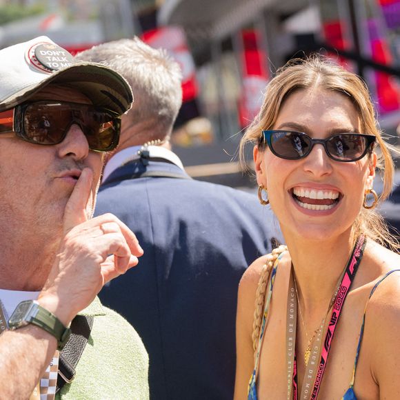 Le présentateur de télévision français Jean-Luc Reichmann et la mannequin française Laury Thilleman dans le paddock lors des qualifications précédant le Grand Prix de Formule 1 de Monaco, au Circuit de Monaco, le 6 juin 2026 à Monte-Carlo, Monaco. Photo d'Alexis Jumeau/ABACAPRESS.COM