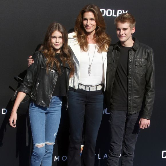 Cindy Crawford avec ses enfants Presley Gerber et Kaia Gerber - Première du film "Tomorrowland" à Los Angeles, le 9 Mai 2015.

© Bestimage