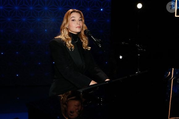 Exclusif - Santa (Samantha Cotta, chanteuse du groupe Hyphen Hyphen) - Enregistrement de l'émission "La boîte à secrets", présentée par F. Bollaert et diffusée le 19 janvier 2024 sur France 3 © Christophe Clovis / Bestimage