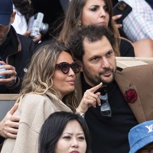 Éric Antoine et Gennifer Demey en tribunes lors des Internationaux de France de Tennis de Roland Garros 2025, à Paris, France, le 7 juin 2025. © Cyril Moreau/Bestimage