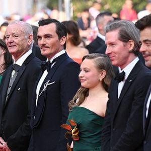 Le film est en compétition pour la Palme d’or, et Charlotte Gainsbourg y confirme sa place parmi les grandes figures du cinéma.

Richard Ayoade, Riz Ahmed, Charlotte Gainsbourg, Bill Murray, Rupert Friend, Mia Threapleton, Wes Anderson et Benicio del Toro assistent à la première du film The Phoenician Scheme lors du 78ème Festival de Cannes à Cannes, France le 18 mai 2025. ... Photo par Doug Peters/PA Wire
