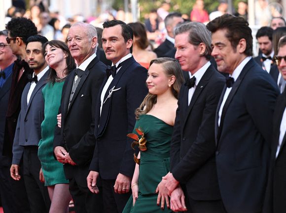 Le film est en compétition pour la Palme d’or, et Charlotte Gainsbourg y confirme sa place parmi les grandes figures du cinéma.

Richard Ayoade, Riz Ahmed, Charlotte Gainsbourg, Bill Murray, Rupert Friend, Mia Threapleton, Wes Anderson et Benicio del Toro assistent à la première du film The Phoenician Scheme lors du 78ème Festival de Cannes à Cannes, France le 18 mai 2025. ... Photo par Doug Peters/PA Wire