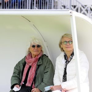 "C'est immédiat, c'est même au-delà du coup de cœur, ou du coup de foudre, poursuit Catherine Lara. C'est comme ça, c'est alchimique. Il y a quelque chose qui se passe, qui est même au-delà de notre compréhension. C'était elle et c'était moi ! Et c'était nous."

Catherine Lara et sa compagne Samantha - Match de football entre le Variétés Club de France et l'équipe du Centre Hospitalier Poissy / Saint-Germain-en-Laye au profit de la fondation Hôpitaux de Paris - Hôpitaux de France, au stade Léo-Lagrange de Poissy, le 6 septembre 2020. © Dominique Jacovides/Bestimage