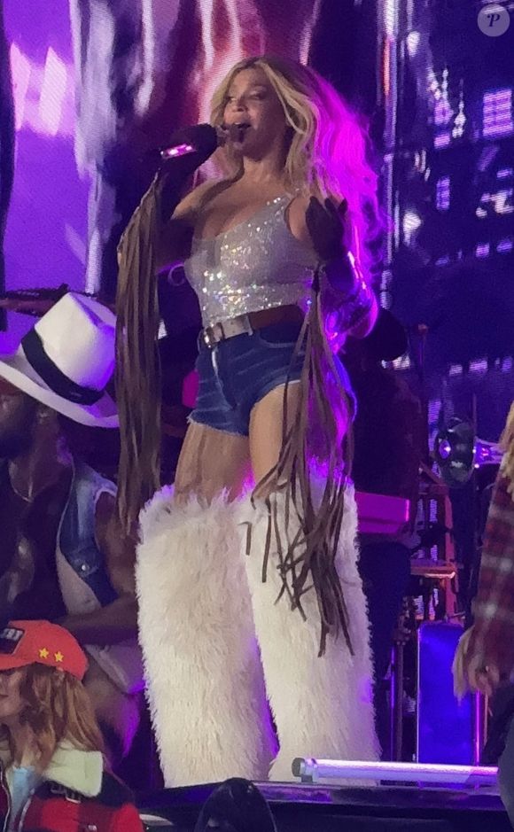 Beyonce Knowles en concert à Los Angeles dans le cadre de sa tournée "Cowboy Carter". Beyonce a fait monter sur scène ses filles Blue Ivy et Rumi Carter. Backgrid USA / Bestimage