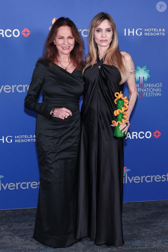 Jacqueline Bisset et Angelina Jolie au 36ème Palm Springs Film Festival Awards @Backgrid USA / Bestimage