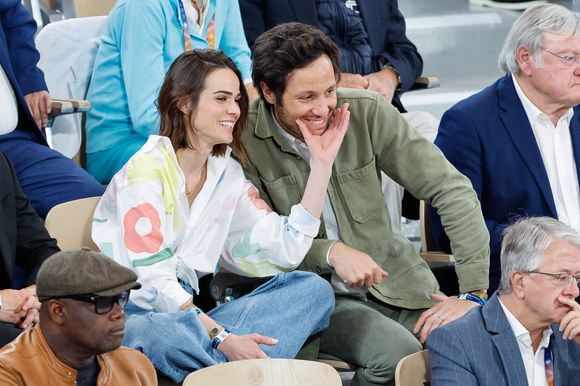 Vianney et sa femme ont fait le déplacement pour assister aux matchs du jour

Le chanteur Vianney et sa femme Catherine Robert en tribunes lors des Internationaux de France de Tennis de Roland Garros 2025, à Paris, France, le 6 juin 2025. © Jacovides-Moreau/Bestimage