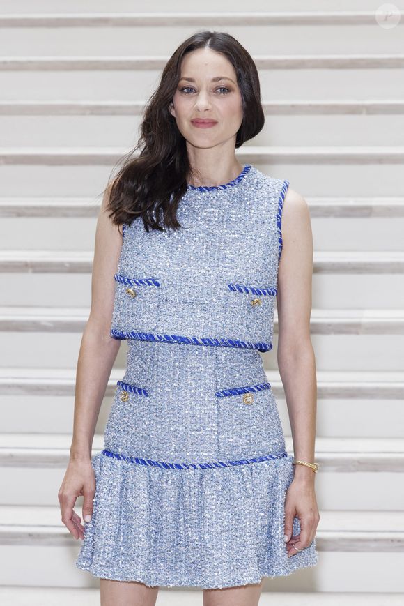 Marion Cotillard participe au défilé CHANEL Haute Couture Automne/Hiver 2025-2026 lors de la semaine de la mode Haute Couture à Paris le 20 juillet 2025 - Paris ; France 08/07/2025