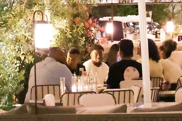 Paris, FRANCE Le footballeur français Kylian Mbappé passe la soirée avec des amis et deux mystérieuses femmes au restaurant Loulou à Paris. La star du football est restée dehors de 21 heures à 1 heure du matin !