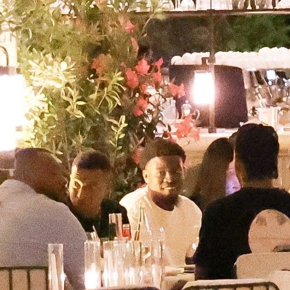 Paris, FRANCE Le footballeur français Kylian Mbappé passe la soirée avec des amis et deux mystérieuses femmes au restaurant Loulou à Paris. La star du football est restée dehors de 21 heures à 1 heure du matin !