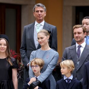 La princesse Alexandra de Hanovre, Pierre Casiraghi, Beatrice Borromeo, leurs enfants Stefano et Francesco, Raphaël Elmaleh - La famille princière monégasque dans la cour d'honneur du palais lors de la la fête nationale à Monaco le 19 novembre 2025. © Dominique Jacovides - Bruno Bebert / Bestimage