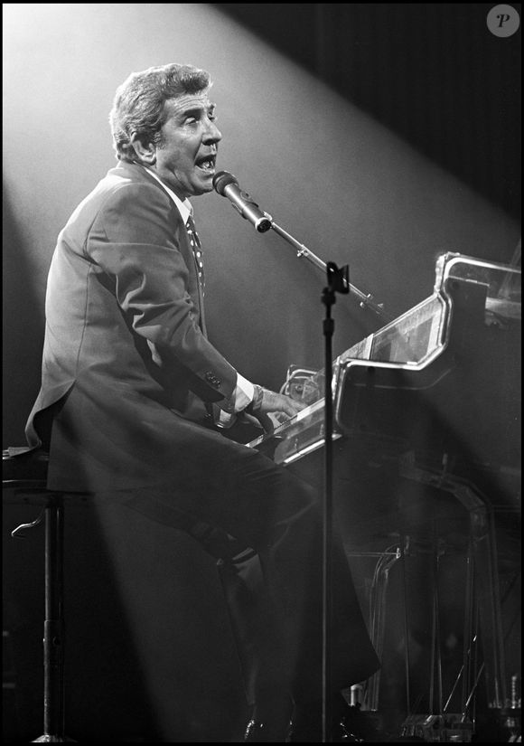 ARCHIVES - GILBERT BECAUD SUR SCENE EN CONCERT A L' OLYMPIA