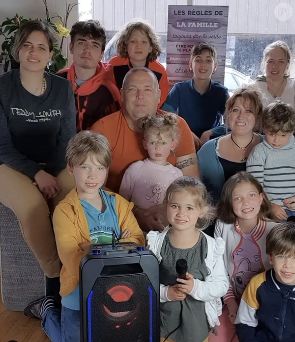 Ils ont décidé d'arrêter les sodas et les boissons sucrées pour ne boire que de l’eau.

Cindy Van Der Auwera, maman de 11 enfants et candidate de "Familles nombreuses, la vie en XXL" - Instagram