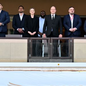 Souriante malgré les circonstances, Charlène a tenu à lancer la compétition aux côtés du parrain de cette édition, le rugbyman sud-africain Tendai Mtawarira...


La princesse Charlene de Monaco et le prince Albert II de Monaco ont assisté à la finale de la 13eme éditon du Tournoi Saint Devote de rugby au Stade Louis II de Monaco, le 26 avril 2025. © Bruno Bebert / Bestimage