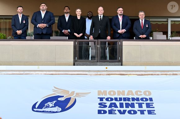 Souriante malgré les circonstances, Charlène a tenu à lancer la compétition aux côtés du parrain de cette édition, le rugbyman sud-africain Tendai Mtawarira...


La princesse Charlene de Monaco et le prince Albert II de Monaco ont assisté à la finale de la 13eme éditon du Tournoi Saint Devote de rugby au Stade Louis II de Monaco, le 26 avril 2025. © Bruno Bebert / Bestimage