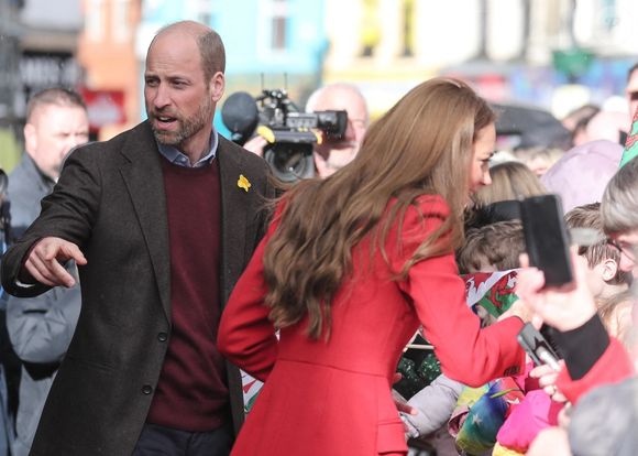 Le prince William, prince de Galles, et Catherine (Kate) Middleton, princesse de Galles lors de leur visite royale à Pontypridd, Royaume Uni, le 27 février 2025. © Backgrid UK/Bestimage