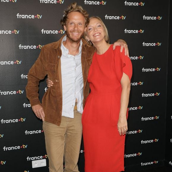 Maya et Arnaud travaillent même aujourd'hui pour la même maison, France Télévisions.

Arnaud Lauqué et Maya Lauqué au photocall de la conférence de presse de rentrée de France Télévisions à Paris, France, le 4 septembre 2024. © Coadic Guirec/Bestimage