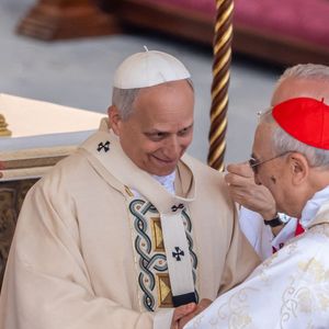 18 mai 2025, Vatican, Vatikanstadt : le nouveau pape Léon XIV reçoit le pallium lors de son investiture sur la place Saint-Pierre. L'Américain Robert Francis Prevost est le premier pontife originaire des États-Unis. Photo : Michael Kappeler/dpa/ABACAPRESS.COM