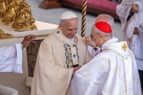 18 mai 2025, Vatican, Vatikanstadt : le nouveau pape Léon XIV reçoit le pallium lors de son investiture sur la place Saint-Pierre. L'Américain Robert Francis Prevost est le premier pontife originaire des États-Unis. Photo : Michael Kappeler/dpa/ABACAPRESS.COM