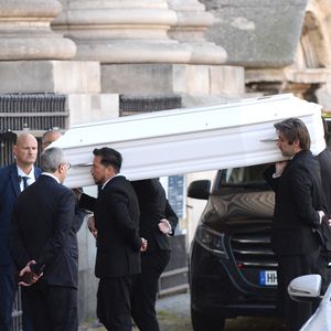 Au moment de l'entrée dans l'église, un détail a frappé les esprits : Nathalie Baye reposait dans un cercueil blanc. Un choix de couleur qui a immédiatement rappelé un souvenir marquant.

Obsèques de Nathalie Baye en l'église Saint-Sulpice à Paris le 23 avril 2026. 

©Clement Prioli / Bestimage